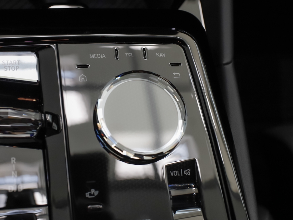 BMW i5 eDrive40 Navi Leder Tempom.aktiv Panoramadach Bluetooth MP3 Schn.